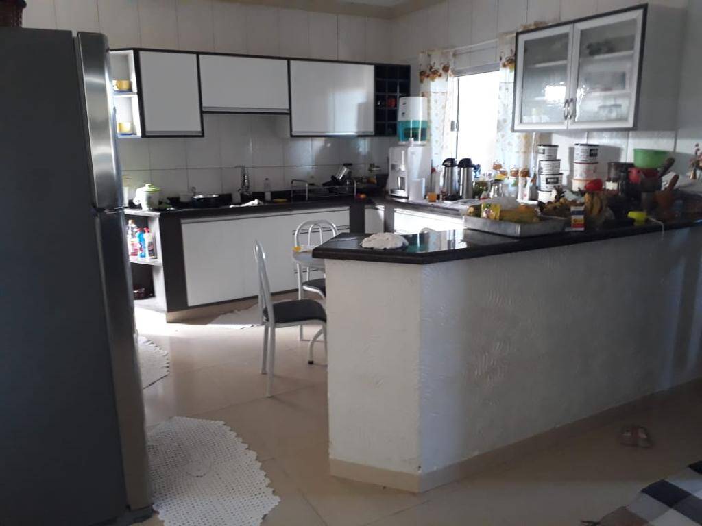 Casa à venda e aluguel com 3 quartos, 240m² - Foto 11