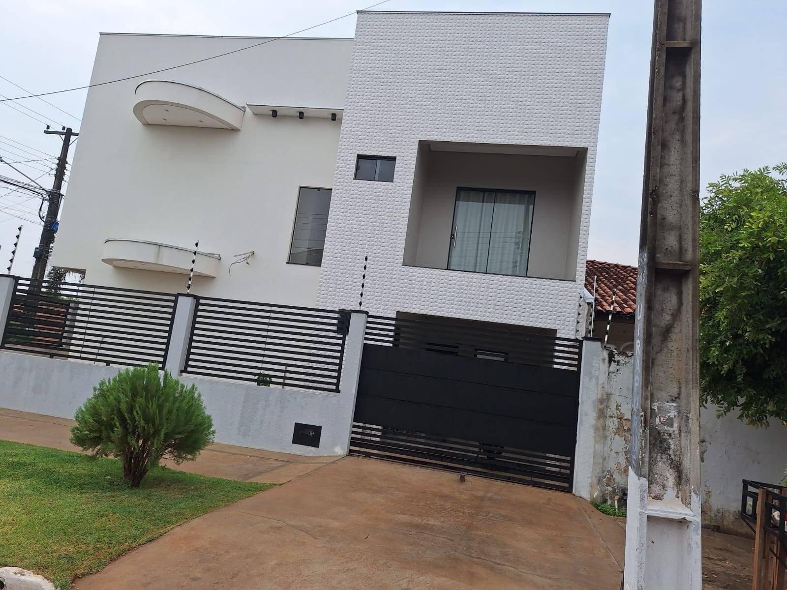 Casa à venda com 3 quartos, 193m² - Foto 1