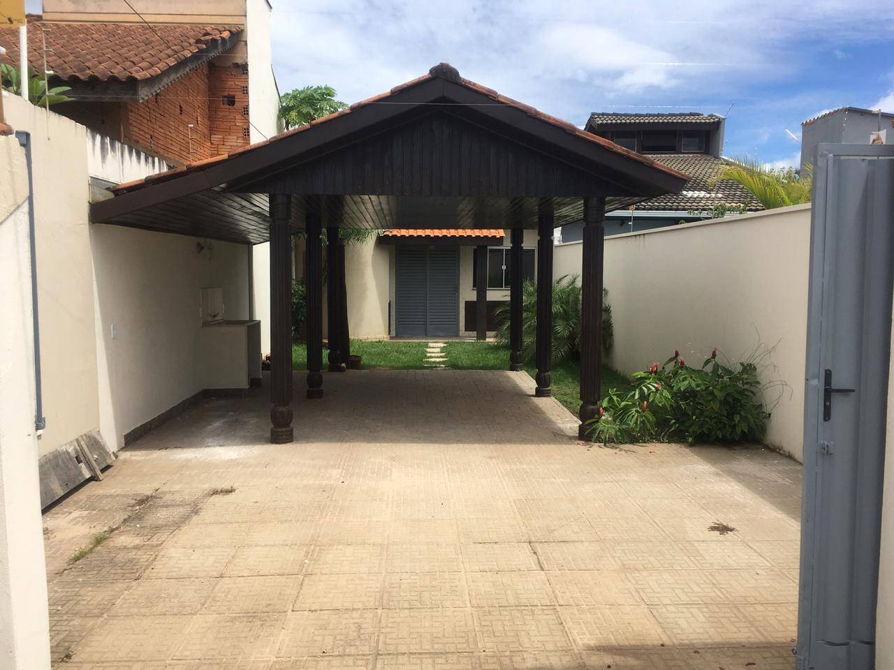 Casa à venda e aluguel com 2 quartos, 100m² - Foto 1