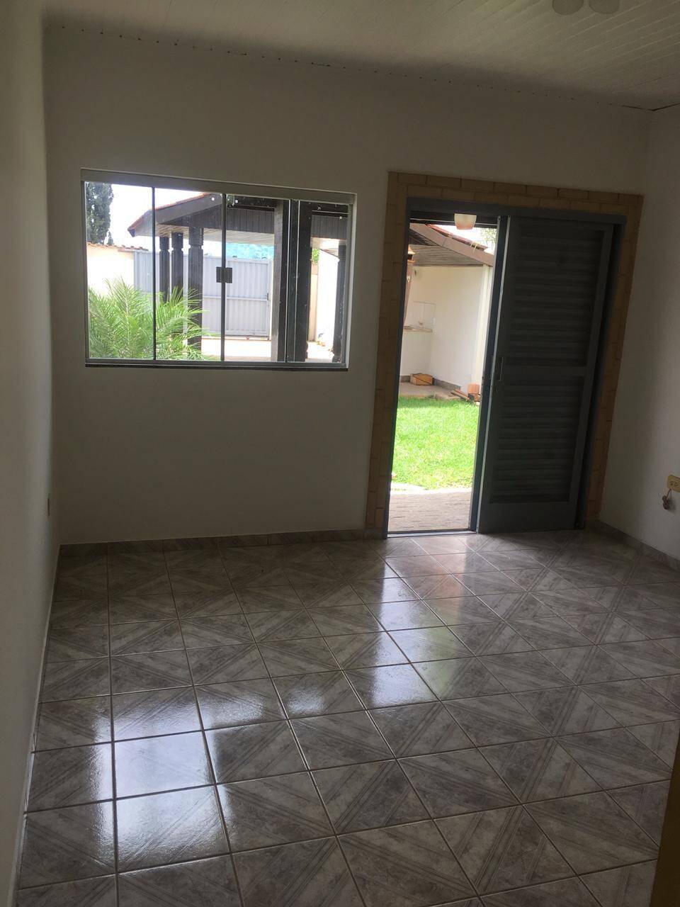 Casa à venda e aluguel com 2 quartos, 100m² - Foto 3